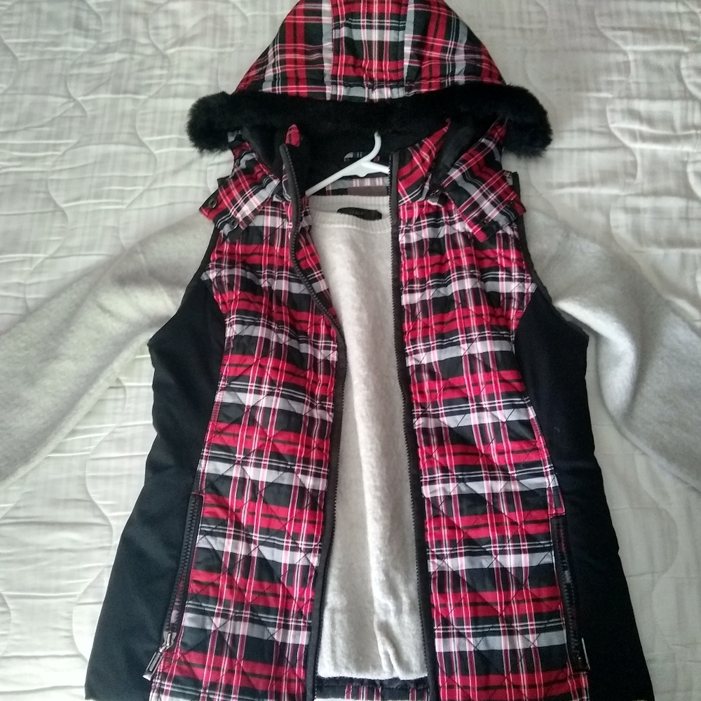 Spanner vest with detachable hood